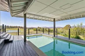 Mountain Majesty with Poolside Relaxing Getaway - Image 4