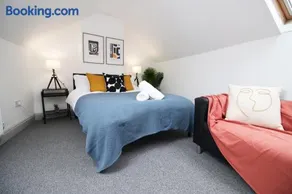 2 Bed Flat near Stadium with Street Parking by CTO Serviced Apartments - Image 2