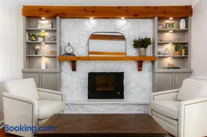 Spacious 6-Bed Luxury Home Near Notre Dame - Image 1