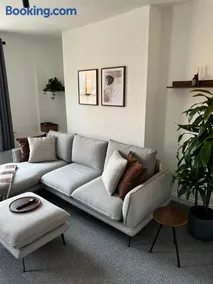 Central Chic 3 bed, Great Location - Image 3
