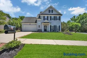 King Bed - Hot Tub - Fenced Yard - Near Carowinds - Image 1