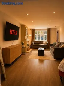 Sleeps 8 Four Bed Contractor Group House Corby Parking - Image 5