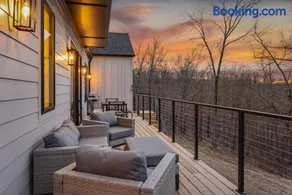 Freetime Chalet Luxe home in Bella Vista - Image 2