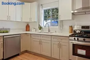 Spacious 3Bdr Home close to Manhattan Beach - Image 5