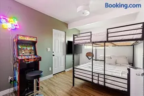 8BR Mesa Retreat with Private Pool & Arcade, Sleeps 18 - Image 2