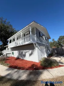 Spacious 4BR Family Home Quiet Neighborhood - Image 2