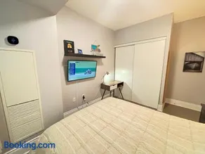 Home stay - Room with Yonge Street view and 3 Star Hotel Amenities - Image 1