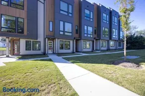 Cowgirl Up 4BD 4.5BTH Rooftop Views - Image 2