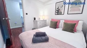 Promo Rate - Crouch End 4-Bedroom Home with Balcony & Parking near Alexandra Palace by Staylio London - Image 5