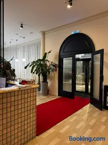 71 East Hotel - Image 4
