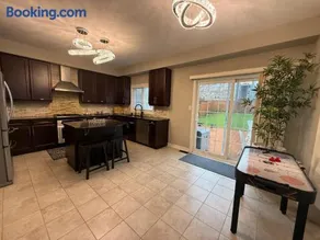 Luxurious Villa 3 Living Rooms, 1 sofa bed, 4 bedrooms, 4 Beds, 4 Toilets, 1 hour To Toronto - Image 3