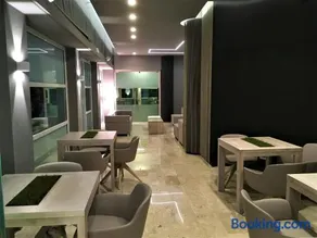 International Beach Hotel - Image 5
