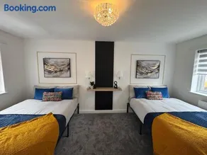 Elegant & Modern 3 Bed Home With Private Parking - Sleeps up to 8 - Image 2