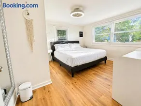 Treeview - Cozy 2 BR Apt ~1 hr from NYC Fast Wi-fi - Image 4