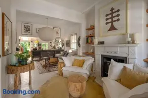 Beautiful Unique Cottage -Pet-Friendly-walk to town - Image 2