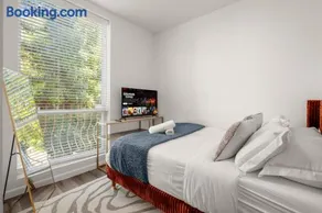 Walk to UT 3BR Sleeps 8 Parking 10 Min DT - Image 3