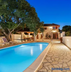 The Grandfather's courtyard villa with heated pool - Image 1