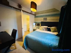 Entire 3 bedroom coach house - Image 3