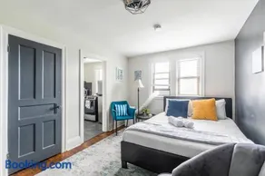 Prime Studio Near Gore Park & GO Station with Parking - Image 1