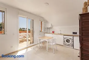 Fresh penthouse apartment with great sea views - Image 5