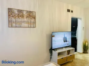 Cozy & Colourful 1 BDR Apartment with Free Street Parking - Image 3