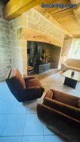 Maison de caractère rénovée avec terrain de pétanque - Image 3