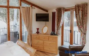 Stable lodge with Cosy Log Fire & Optional Hot tub - Image 2