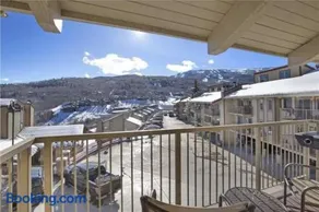 Updated 3 BR, 2 BA with Pool & Hot Tub - Stunning Mountain Views! - Image 4