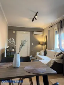 Cozy & Stylish Apartment - Steps from the Market - Image 1