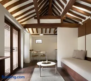 Luxury Hanok Stay Elegance - Image 4