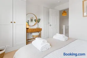 Offshore, Coastal retreat, set in the heart of Charlestown - Image 5