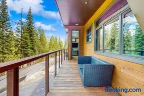 Pristine home with lovely interior private deck fast WiFi - great location - Image 1