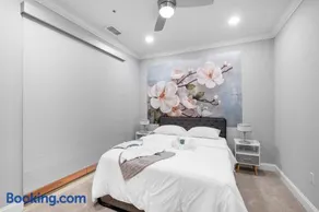 Modern 1BR with Rooftop Pool & Gym - Image 2