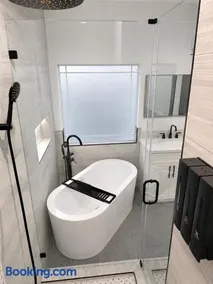 Modern 3BR Home King Suite 10 Min Downtown - Image 1