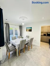 Gladstone House - Image 1