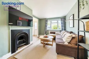 2 Bed 1 Bath House, Perfect for Corporate, Contractors & Families Free Parking, Garden, Netflix By Redwood Stays - Image 2
