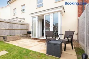 4 Bedroom House - Bedfordshire - Driveway Parking - Image 1
