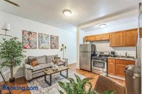 Charming 1BR in Center City that Sleeps 4 with Fast WiFi - Image 2