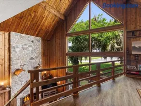 Serene Lakeside Retreat- 3 Bdr Romantic Getaway - Image 5