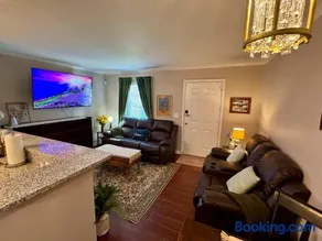 Gorgeous Condo across from Vet School - Image 3