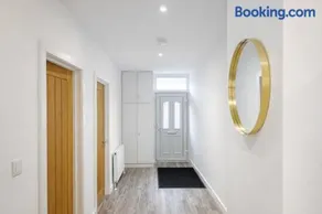 Bright Modern Home with Garden with Free Parking - Image 2