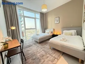 Ultimate Stay - 3 Beds - Scenic Panoramic Views - Right at Metro Station - 5-10min to Sea, Burj Khalifa, Old Town, Downtown - 15min from Airport - Image 5