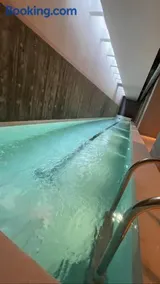 Nuevo Departamento de categoría de 2 ambientes con cochera, gimnasio, pileta climatizada y amenities premium en ROYAL PARK Mar del Plata, excelente ubicación a dos cuadras de la playa, para 4 PAX - Image 1