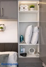 NEC 1 bedroom studio apartment with free parking - Image 2