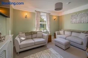 3 Bed in Freshwater oc-h30562 - Image 5