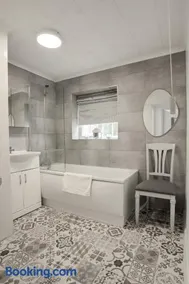 Heart of Windsor Private Garden, Free Parking & Stylish 3BR Home - Image 3