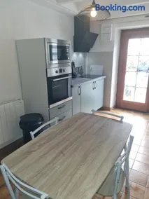 Jolie petite maison dans village fortifié - Image 1