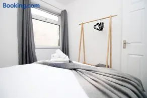 Peaceful 3 Bed Flat with Parking and Balcony by CTO Serviced Apartments - Image 2