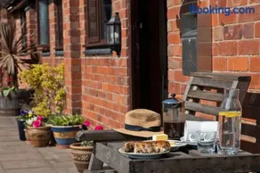 Zoe's Cottage with Alpaca's and 7 mins drive to Alton Towers - Image 4