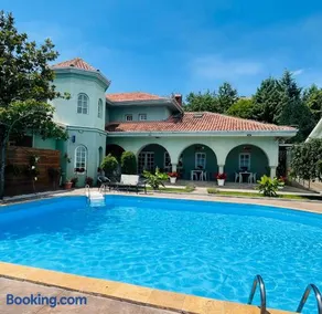 SUNNY HOUSE APARTMENTS WITH an OUTDOOR POOL AND FREE PARKING - Image 1